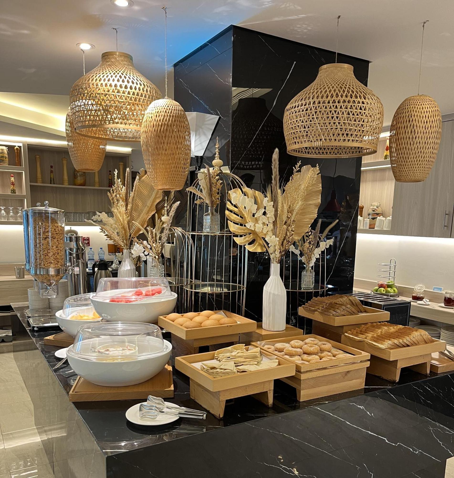 C - Hotel And Suites 도하 외부 사진